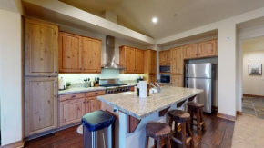 Beautiful luxury property surrounded by mountain views Sleeps 8 comfortably